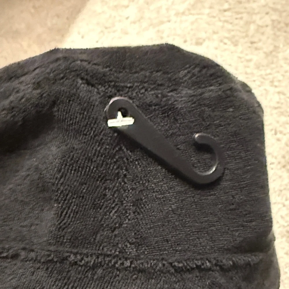 ALO Yoga Classic Black Bucket Hat - Picture 3 of 3